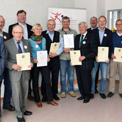 Prüfer und Sportabzeichen-Absolventen bei der Ehrung in Oberstedten